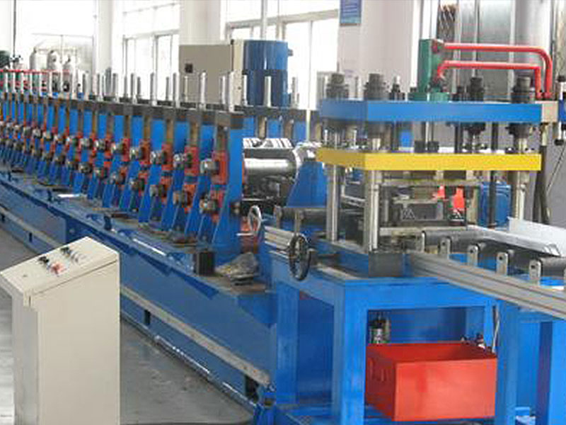 自動伺服送料預(yù)沖孔生產(chǎn)線